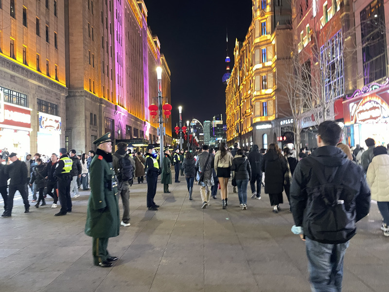 跨年夜的上海南京路步行街上，每5步就有1、2名警察或武警站崗，站在路中間隔開來回人群。 (圖：中央社)