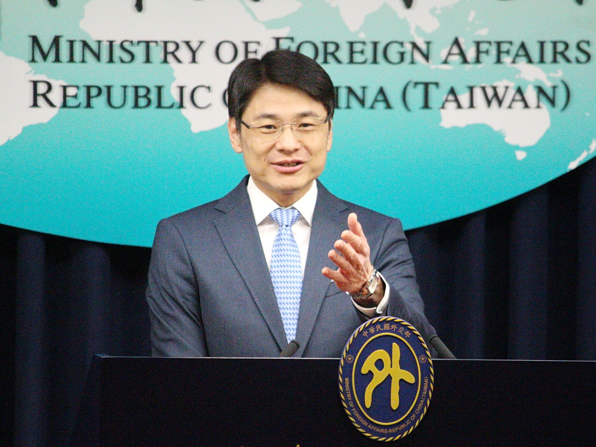 外交部發言人蕭光偉31日表示，國人若規畫明年春節假期出國旅遊，請先檢視護照是否有6個月以上效期 (央廣記者王照坤 攝)