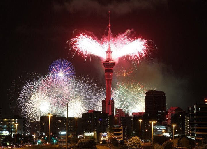 全球民眾今天(31日)準備歡慶跨入2025年，紐西蘭的奧克蘭市(Auckland)成為首個點燃跨年煙火的主要城市。圖為奧克蘭市地標天空塔(Sky Tower)。(圖 : X平台/James Mutinda)