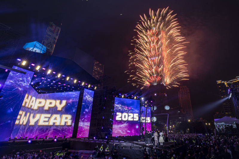 迎接新年，台北101在1日凌晨零時施放以Team TaiwanChampion為主題的精彩煙火秀，繽紛煙火在夜空中綻放長達6分鐘，與民眾一起迎來嶄新一年。 (圖：中央社)