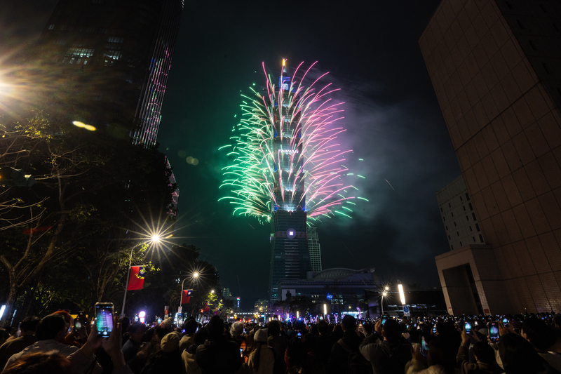 世界各地的狂歡者在跨年夜迎來2025年。圖為台北101跨年煙火秀。(圖：中央社)
