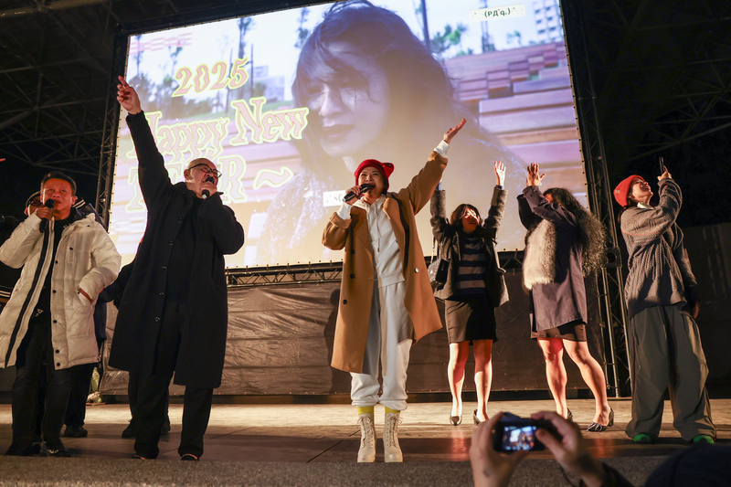 金馬影后楊貴媚（前左3）、導演蔡明亮（前左2）與演員李康生（前左）12月31日一同出席「在大安森林（公園）一邊哭一邊跨年」活動，陪民眾一起觀看電影「愛情萬歲」，一同倒數迎接2025年到來。 (圖：中央社)