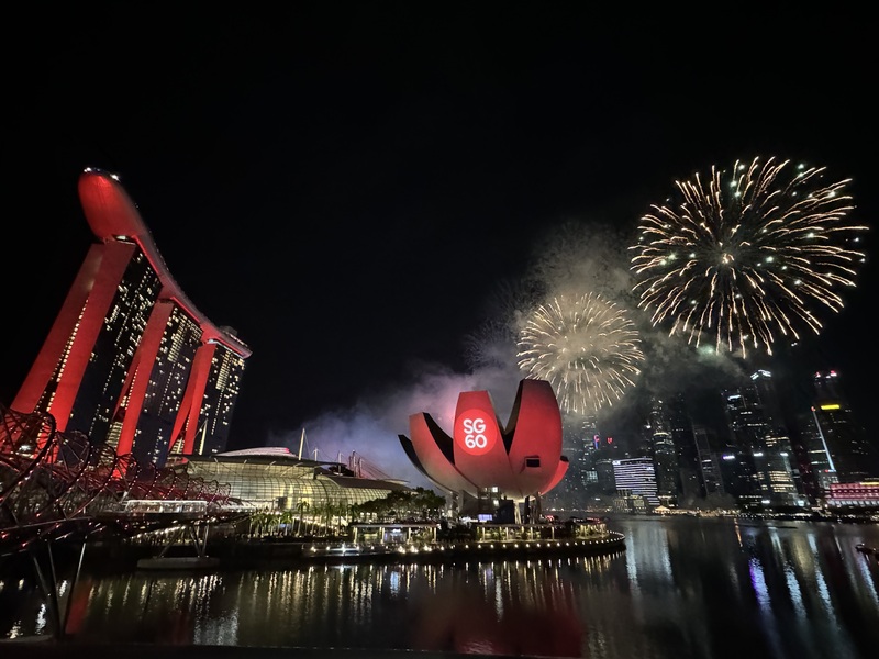 迎接2025年，新加坡濱海灣跨年煙火秀超吸睛，吸引遊客搶拍。 (圖：中央社)