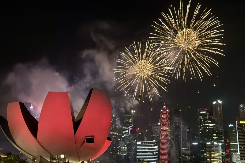 迎接2025年，新加坡跨年煙火秀吸睛，濱海灣一帶吸引遊客佇足。(圖：中央社)