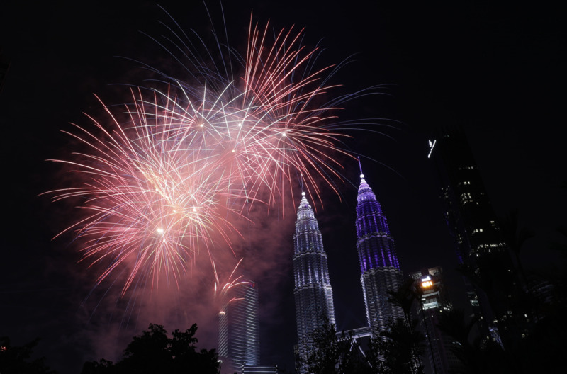 馬來西亞跨年煙火秀璀璨迎接2025年，首都吉隆坡國油雙峰塔吸引大批民眾共襄盛舉，隨著倒數計時結束，直衝雲宵的煙火綻放夜空，交織出繽紛色彩，現場氣氛嗨翻天。 (圖：中央社)
