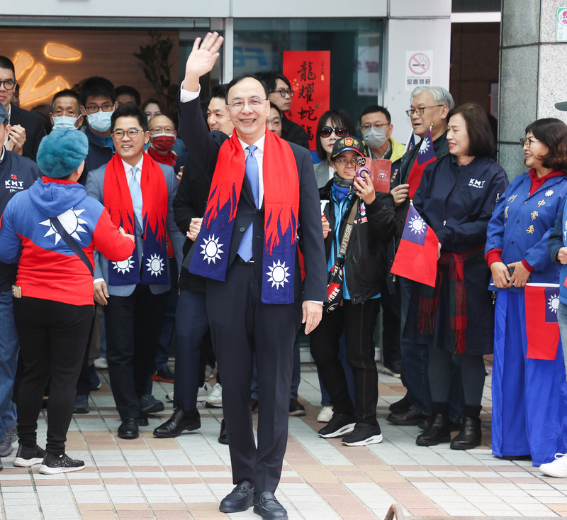 國民黨1日在中央黨部舉辦114年元旦升旗典禮，黨主席朱立倫（前中）出席。(圖：中央社)