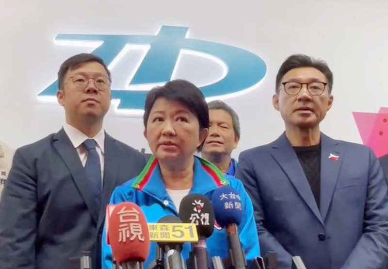 台中市長盧秀燕（前中）1日接受媒體聯訪，談及有關煙火施放太低，落焰誤傷女童及引發火警一事，盧秀燕表示，後續會釐清是天候關係，還是廠商施做技術上有問題。 (圖：中央社)