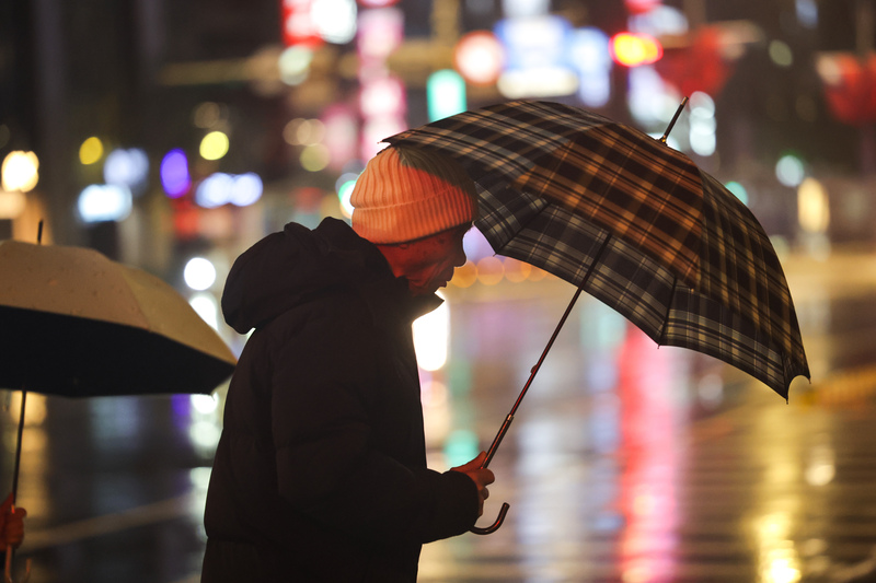 中央氣象署指出，2日是本週水氣最盛的一天，全台有雨，6日起大陸冷氣團南下，氣溫再降1、2度。(圖：中央社)