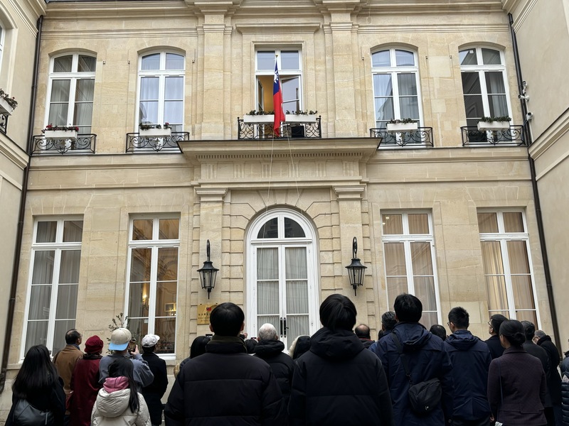 迎接2025年，駐法代表處1日舉辦元旦升旗典禮，近百人頂著低溫熱情出席，除各界僑領、僑胞外，也有許多留法學生共襄盛舉。 (圖：中央社)