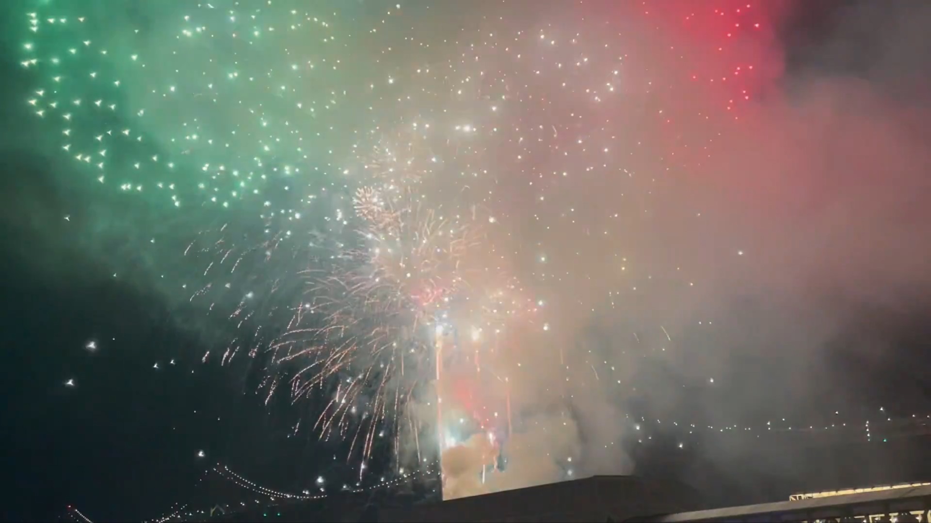 午夜12時一到，舊金山海灣大橋上空噴射出各種圖案的煙花，表演長達15分鐘。(X@siddkhastgir)