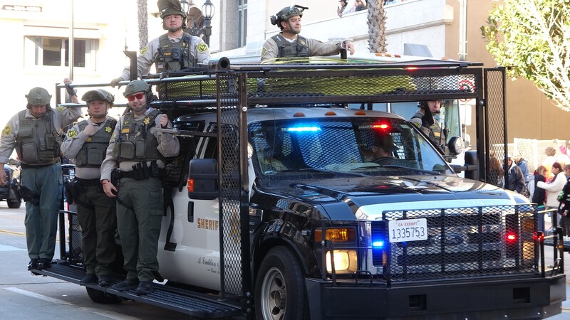 美國加州的新年慶祝活動高規格維安，警方派出鎮暴車，防止紐奧良皮卡車撞人事件重演。中央社記者林宏翰洛杉磯攝114年1月2日 (圖：中央社)