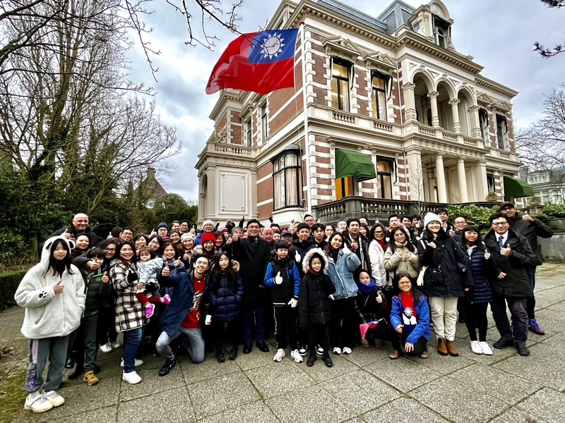 近百位荷蘭台僑、留學生在海牙的駐荷代表處庭院參加元旦升旗，台籍年輕女高音及大提琴手、鋼琴手、薩克斯風、小鼓手等齊助陣，帶來一場專業演奏的升旗音樂會。（駐荷蘭代表處提供） (圖：中央社)
