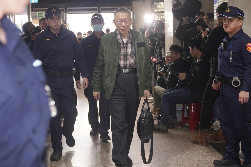 北院2日晚間再開羈押庭，深夜裁定柯文哲等4人收押。圖為柯文哲（中）下午隻身前往北院報到。 (圖：中央社)