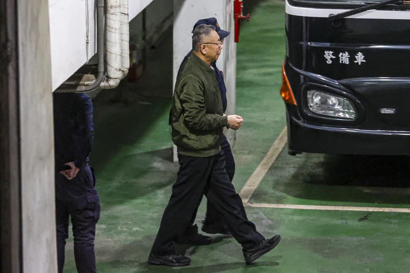 台北地方法院審理京華城等案，前台北市長柯文哲(中)2日晚間再遭法院裁定羈押禁見。圖為3日凌晨他戴著手銬，在法警戒護下步上囚車。資料照。(圖：中央社)