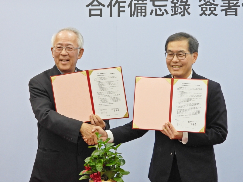 台鐵公司因應全球極端氣候發生頻率與強度逐年增加所帶來的衝擊，3日由總經理馮輝昇（右）與國家災害防救科技中心主任陳宏宇（左）簽署合作備忘錄，盼攜手提升鐵路面對極端天氣的韌性。(圖：中央社)