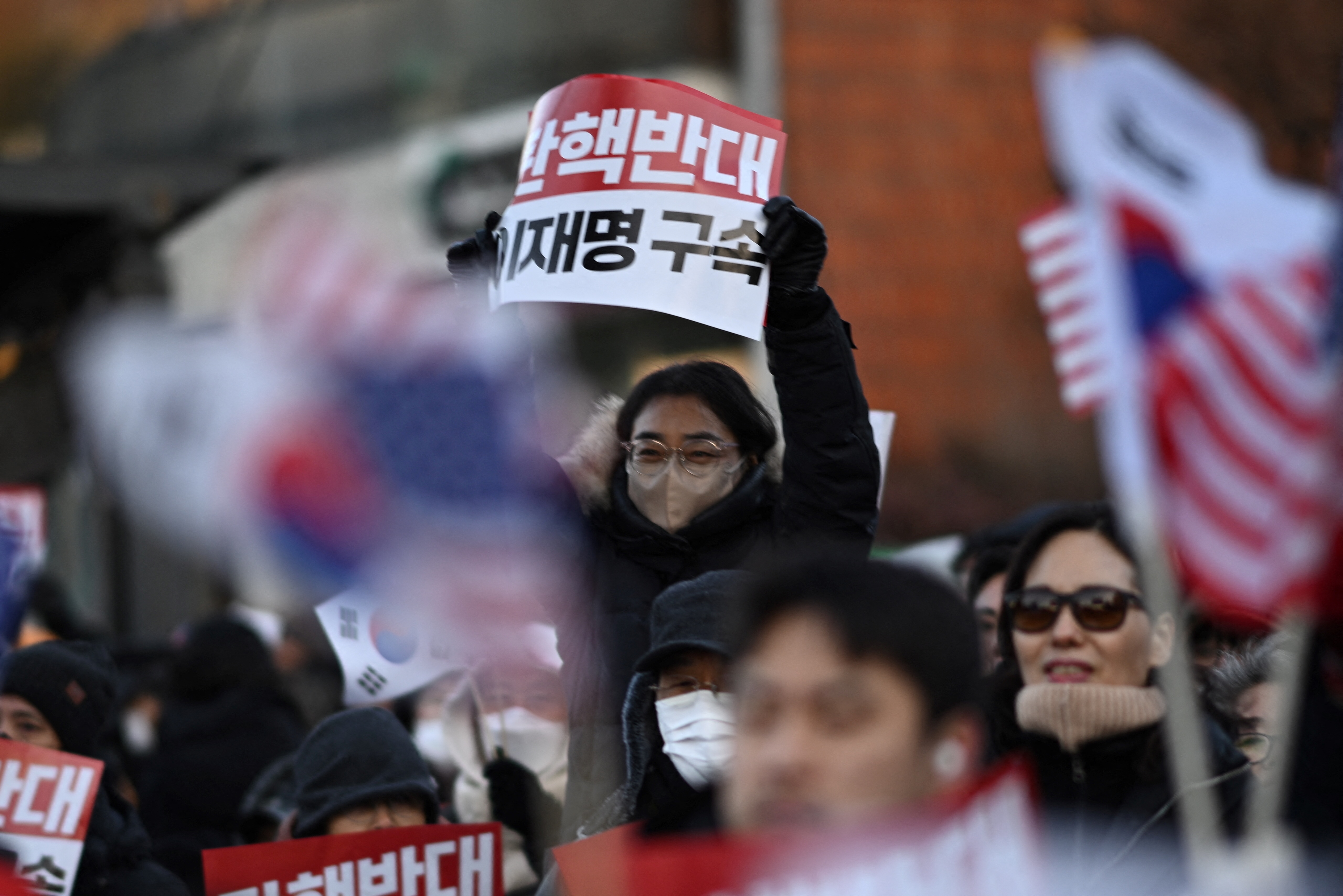 尹錫悅的支持者3日在總統官邸附近集會，揮舞韓國和美國國旗。( AFP)