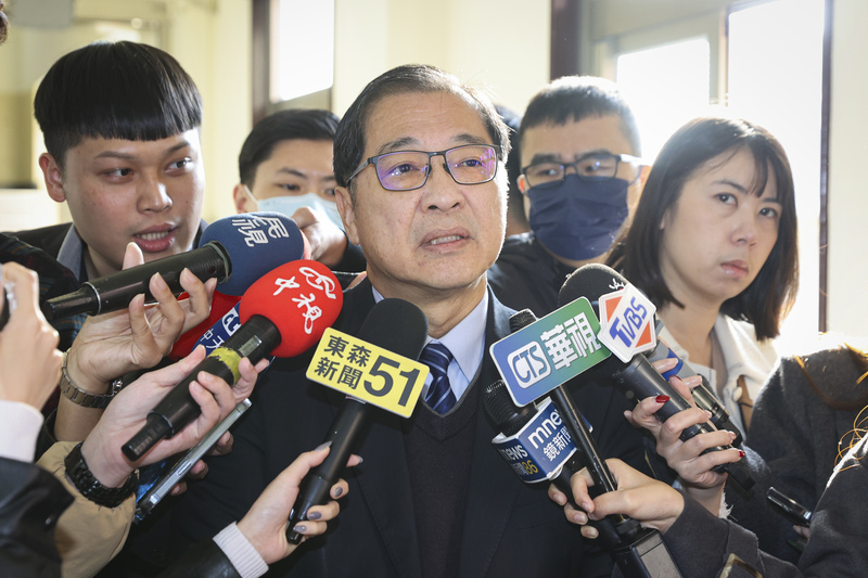 立法院司法及法制委員會6日審查中華民國刑法部分條文修正草案，法務部長鄭銘謙(中)列席備詢，並在會前接受媒體訪問。(圖：中央社)