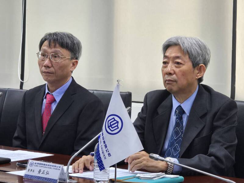 台船董事長黃正弘(右)，圖左為台船總經理蔡坤宗。(圖：中央社)