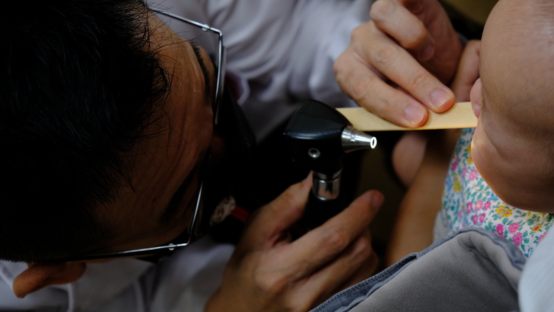 疾管署表示，5歲以下嬰幼兒為腸病毒感染併發重症高危險群，且重症病程發展快速，嬰幼兒若出現重症前兆病徵，應盡速就醫。圖為幼兒看診示意圖。(圖：中央社)