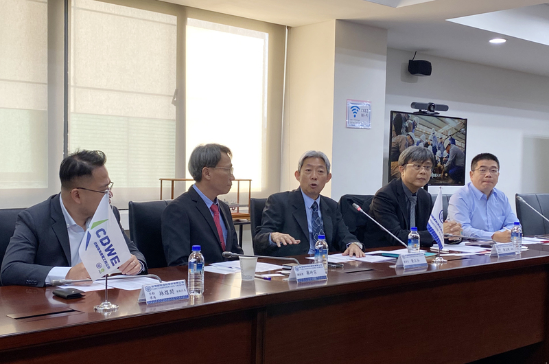 台船25日澄清，相關計畫都按期程進行，目前仍依合約所定，預計2025年11月交艦。圖為台船董事長黃正弘（中）、台船總經理蔡坤宗（左2）。(圖：中央社)