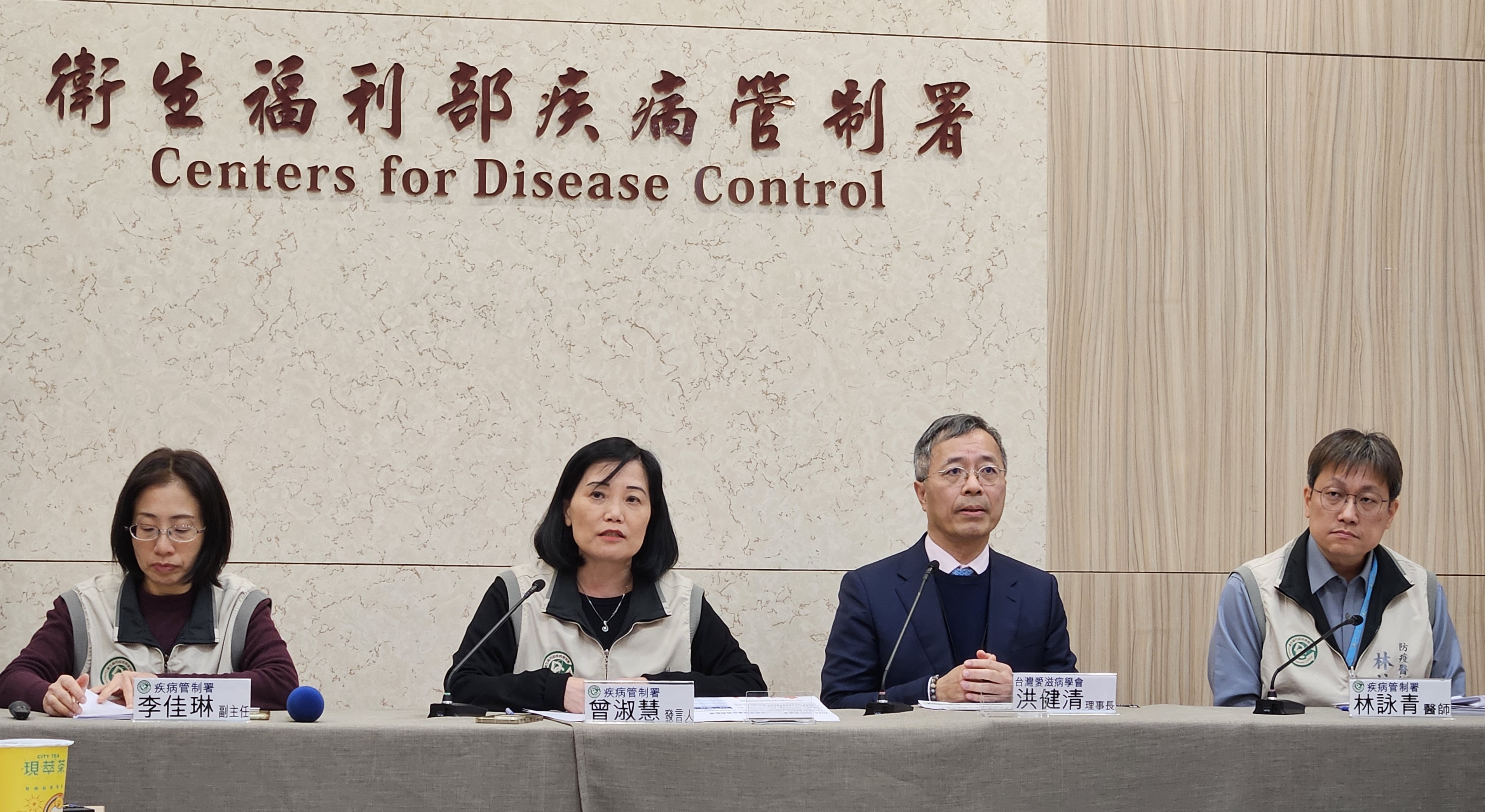 農曆春節將至，防疫醫師林詠青(右)7日呼籲民眾本週盡快接種流感疫苗。(劉品希 攝)