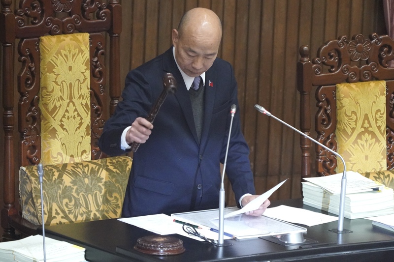 立法院三讀修正通過「警察人員人事條例」部分條文。圖為立法院長韓國瑜敲槌宣布三讀。(圖：中央社)