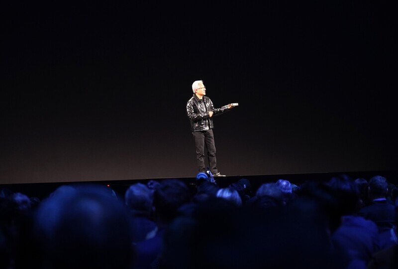 輝達執行長黃仁勳7日在CES表示，可能在台北國際電腦展（COMPUTEX）宣布與台廠相關合作。圖為黃仁勳6日在CES發表主題演說。 (圖：中央社)