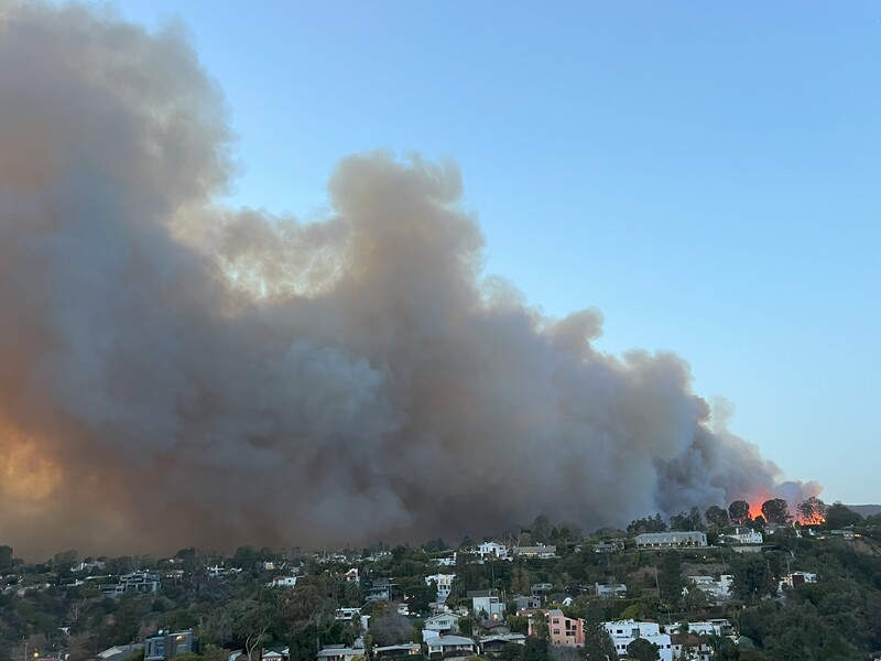 美國洛杉磯地區出現野火災情。(圖：中央社)