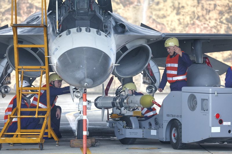 知情人士21日證實，IDF經國戰機近期掛載空射型雄三飛彈進行測試。(圖：中央社)