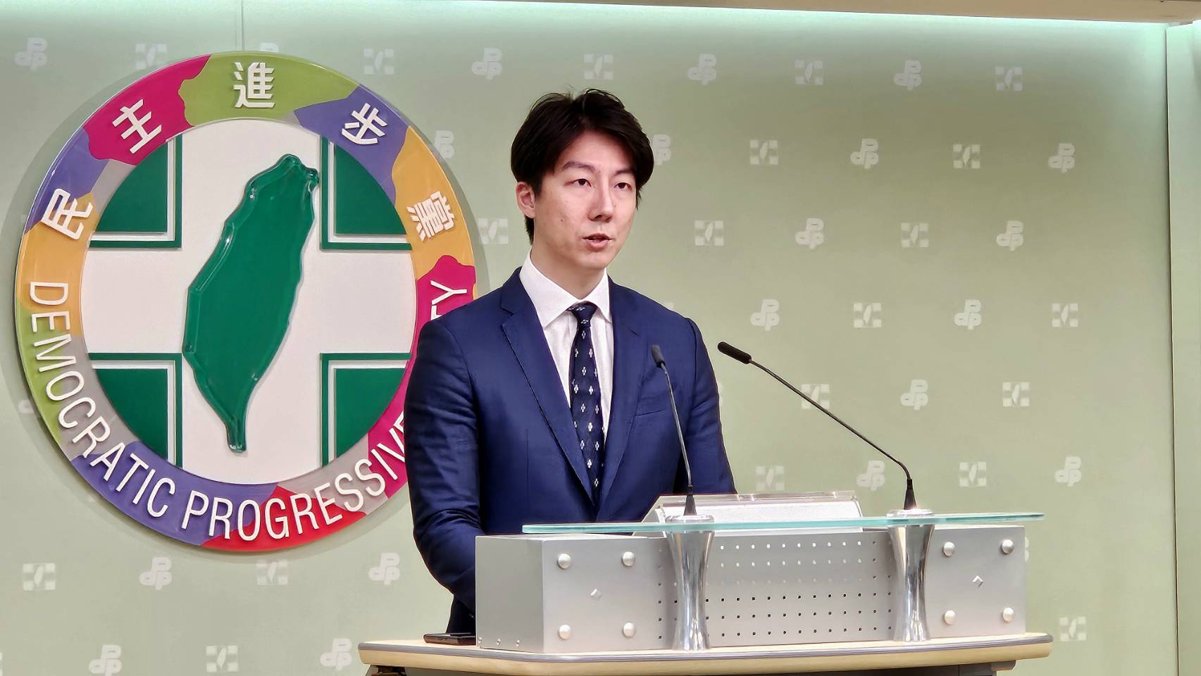 民進黨發言人吳崢質疑民眾黨不分區立委吳春城以預算勒索部會圖利自家的爭議，民眾黨至今仍無法解釋清楚，請辭是負起責任還是斷尾求生？。資料照片(歐陽夢萍 攝)