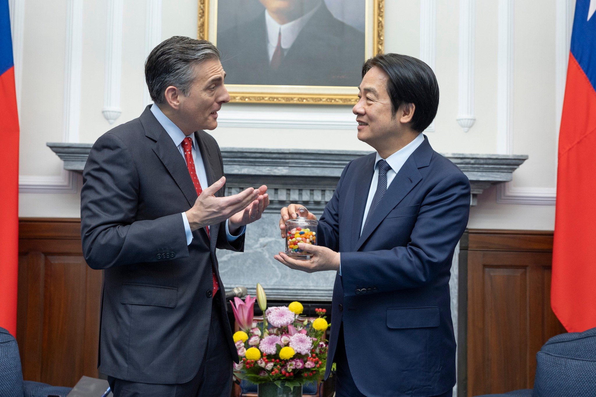 賴清德總統接見「雷根總統基金會暨紀念中心」訪問團，基金會會長楚里歐(左)特地送賴總統「雷根糖」。(圖：總統府)