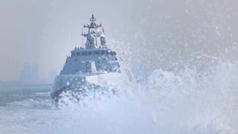 圖為海軍巡邏艦執行緊急出港暨戰術機動演練，模擬對外海的中共軍艦發射進行攻擊。(資料照/中央社)
