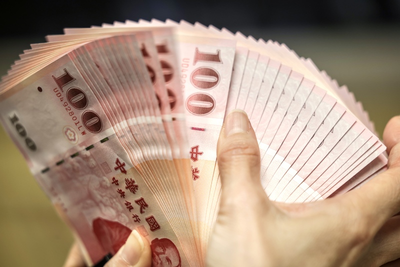 標普子公司中華信評指出，台灣壽險業者在過去幾年間大量投資外幣資產，獲利來源可能因升值而降減，凸顯謹慎管理外匯風險的必要性。 (圖：中央社)