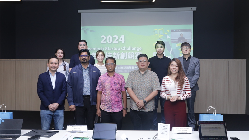 馬來西亞9日舉行綠色科技新創競賽，台灣新創業首度針對大馬城市綠色需求提出解決方案，期盼結合生物科技與智慧城市發展特色，成為推動雙贏模式的關鍵推手。圖為台灣新創業者與大馬評審委員合影。(圖：中央社)