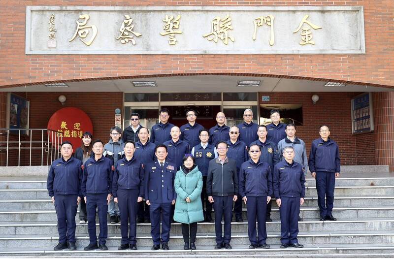 內政部長劉世芳（前右4）8日赴金門當地了解民防大隊培訓、通訊網絡備援及金門防空疏散避難設施供需整備等情形，並在金門縣警局前與局長陳錦文（前左4）等合影留念。(圖：中央社)