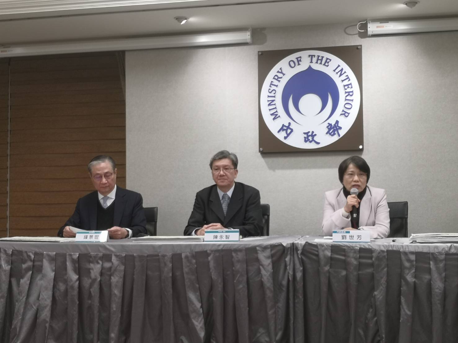 內政部長劉世芳(右)今天(9日)表示，政府持續鬆綁攬才及留才相關規定，包括降低外國專業人才欲留臺申請永久居留門檻，以及修正國籍法放寬外國專業人才申請歸化的居留年限。（劉玉秋攝）