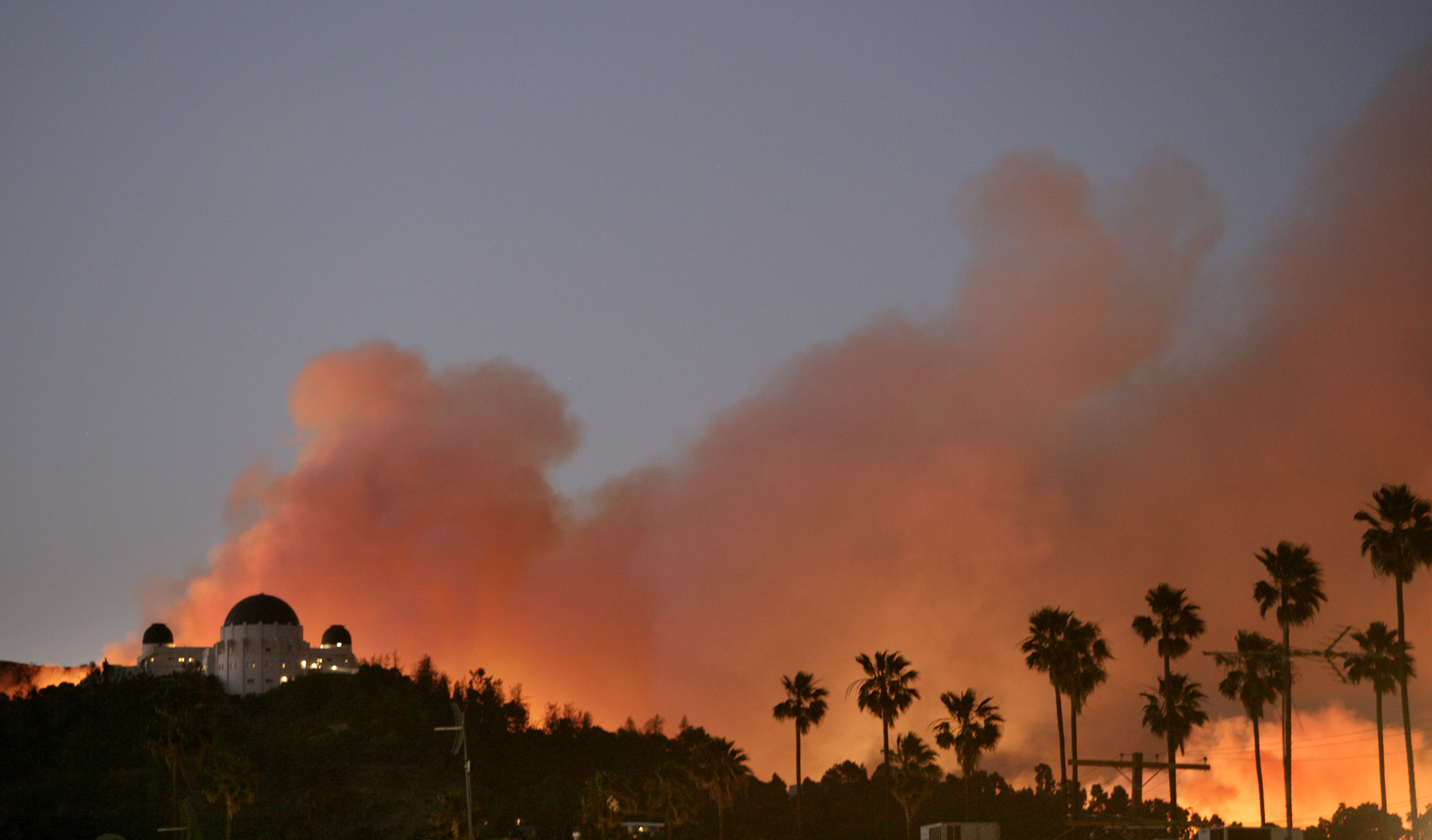 加州爆發史上最嚴重野火肆虐，在洛杉磯當地著名的格里菲斯天文台(Griffith Observatory)後方可見大片火光。(AP/達志影像)