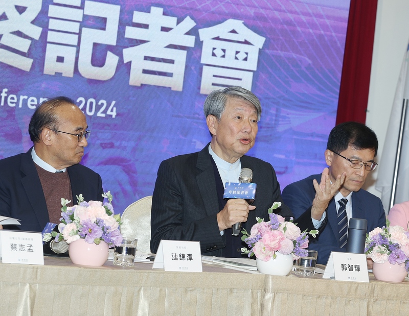 經濟部長郭智輝（中）表示，綠能佔比在2026年11月達到2成的目標，他認為做得到。(圖：中央社)