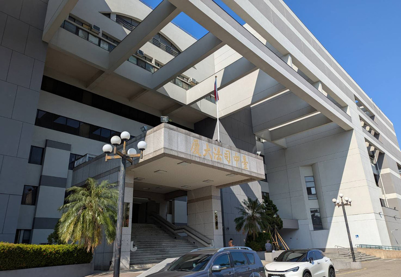 中檢偵辦台中立委罷免提案涉幽靈連署，台中地院3日裁定國民黨台中市黨部書記長陳劍鋒、第一組總幹事伍康龍2人收押禁見。圖為台中地院資料照。(圖：中央社)