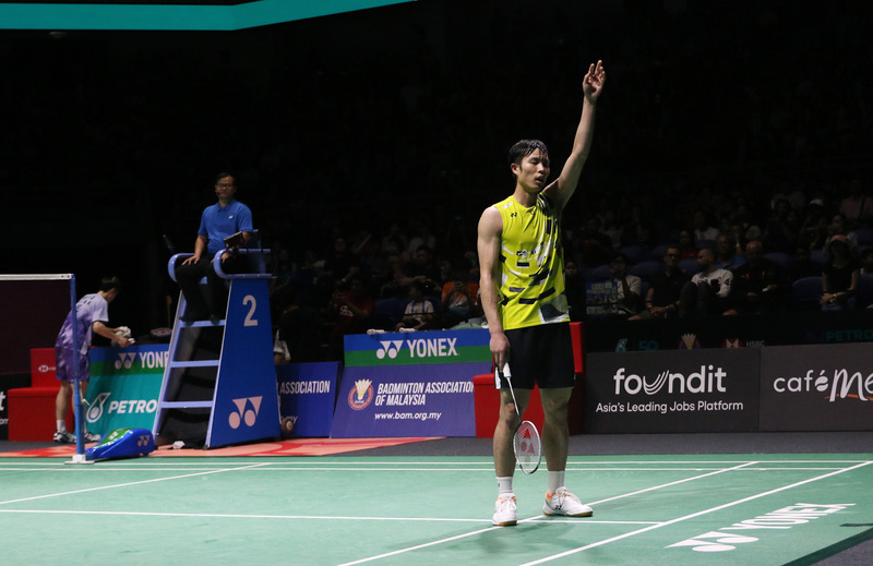 台灣羽球一哥周天成10日在超級1000系列馬來西亞羽球公開賽男單8強，不敵中國球王石宇奇無緣4強。他比賽最後質疑裁判對爭議球判法，一度留在球場舉手抗議，最終未能改變結果。(圖：中央社)