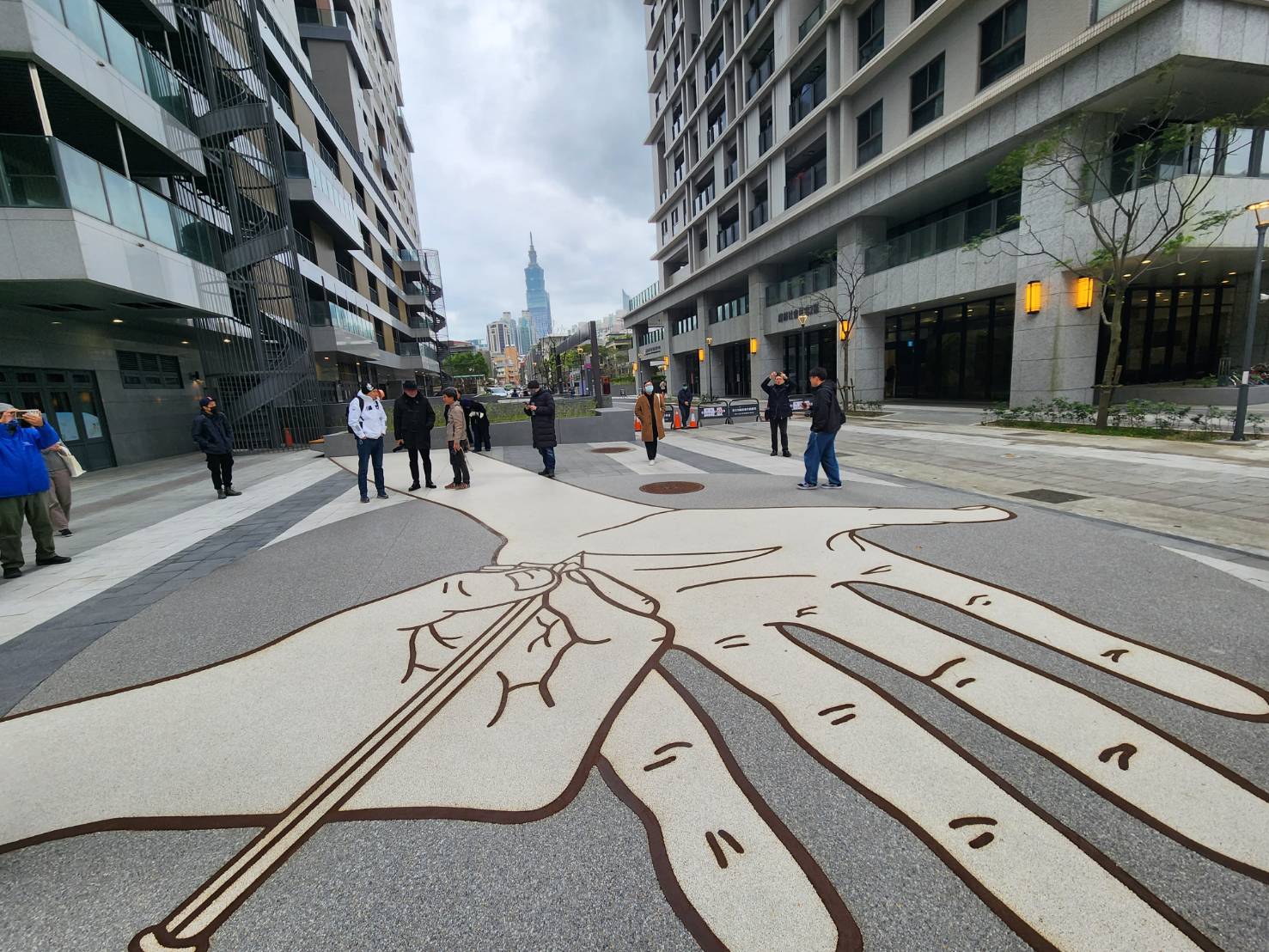 廣慈社宅廣場的巨幅地畫〈書寫未來〉，遠看還能看見台北101，具有強烈象徵意涵。（江昭倫 攝）