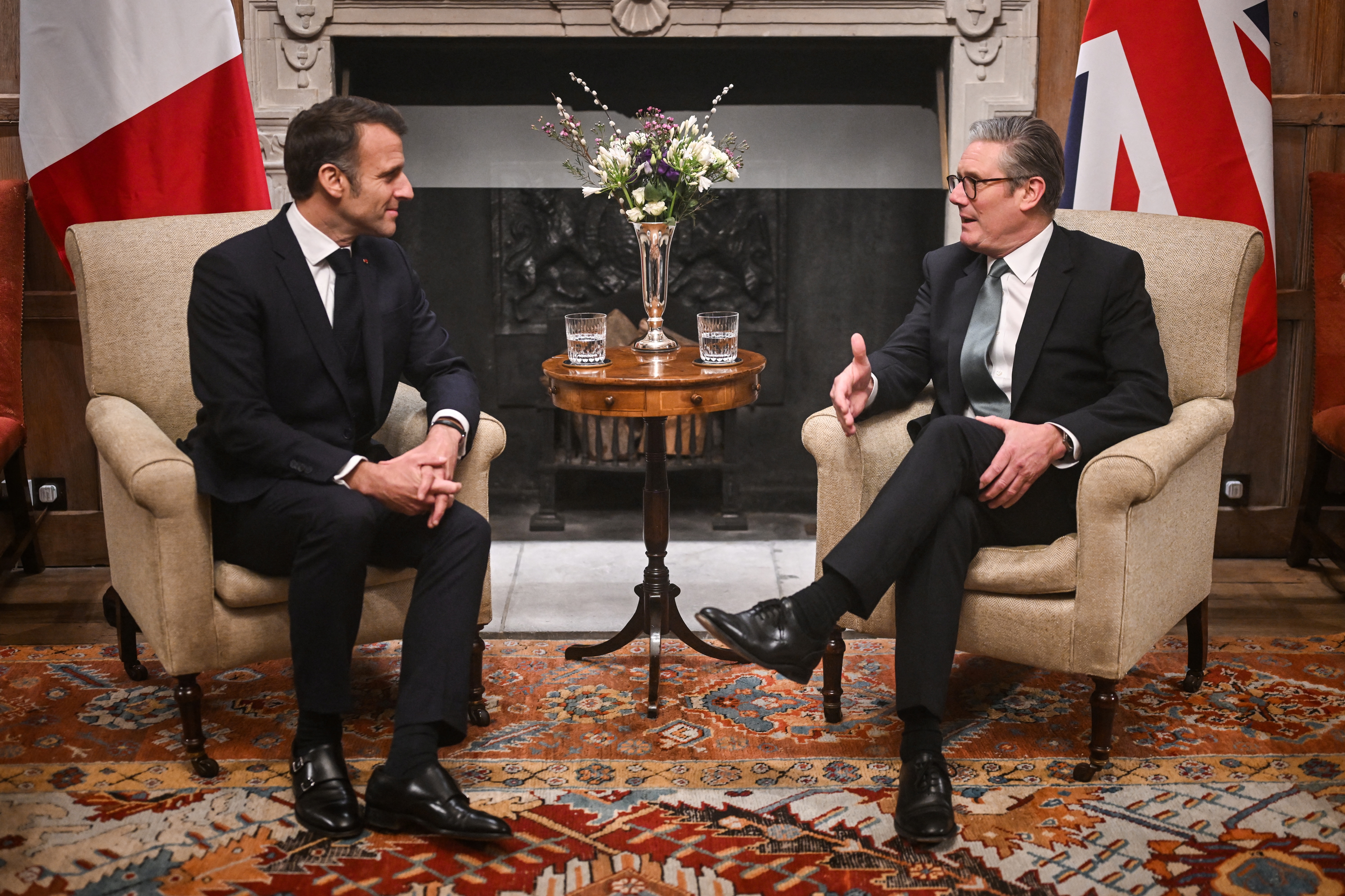 英國首相施凱爾(右)9日在他位於倫敦西北方的契克斯(Chequers)鄉間宅邸，歡迎來訪的法國總統馬克宏。 (AFP)