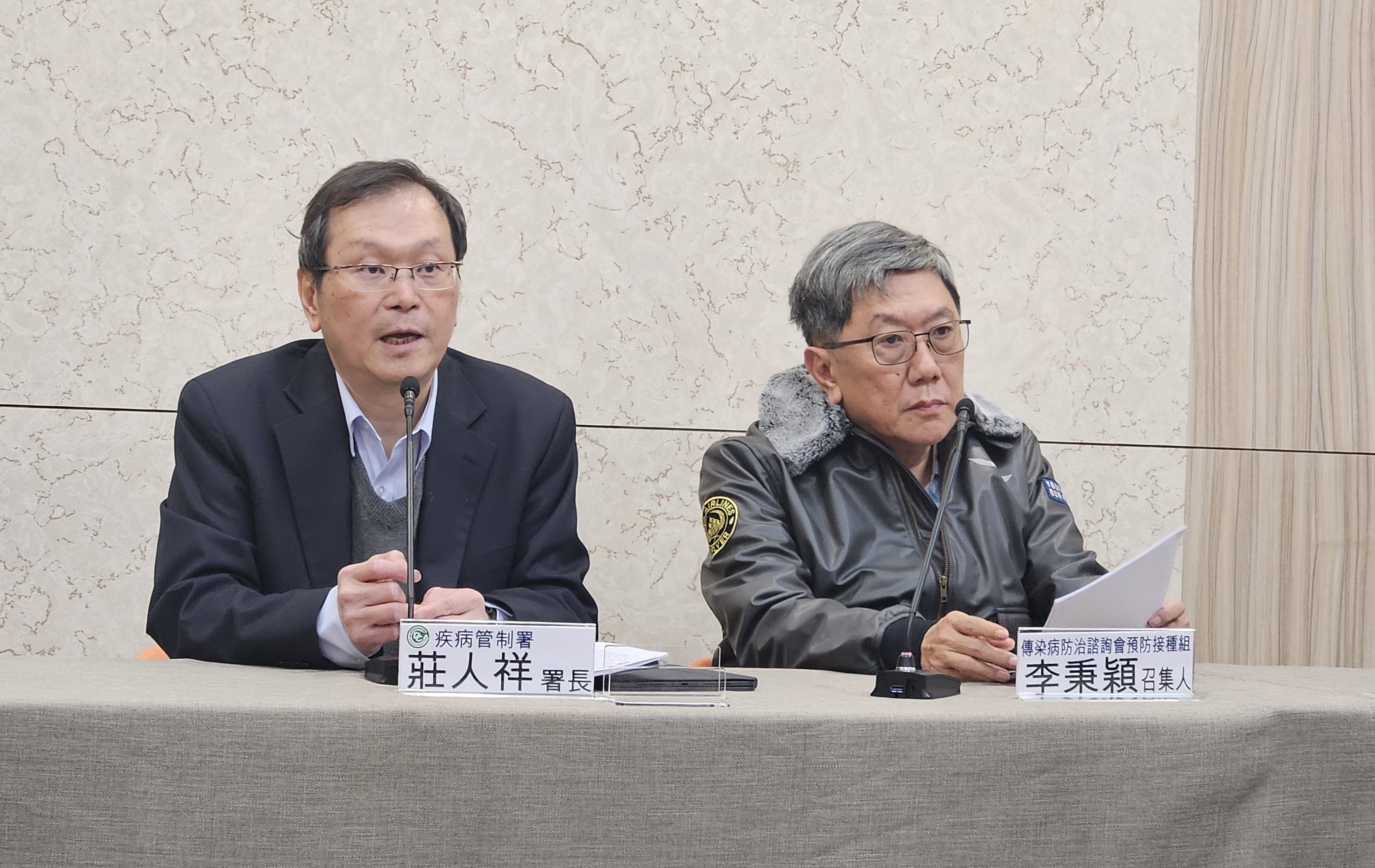 疾管署長莊人祥(左)10日表示，我國麻疹群體免疫高，發生大規模麻疹疫情風險低。右為ACIP召集人李秉穎。(劉品希 攝)