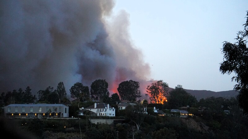 洛杉磯鄰近海邊的豪宅區「太平洋斷崖」（Pacific Palisades）7日火災，圖為當天下午5時火勢擴散的情形。 (圖：中央社)