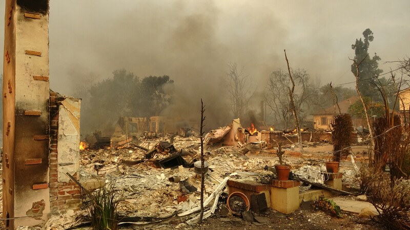 洛杉磯野火肆虐，民宅在火舌席捲過後幾乎一無所有。 (圖：中央社)