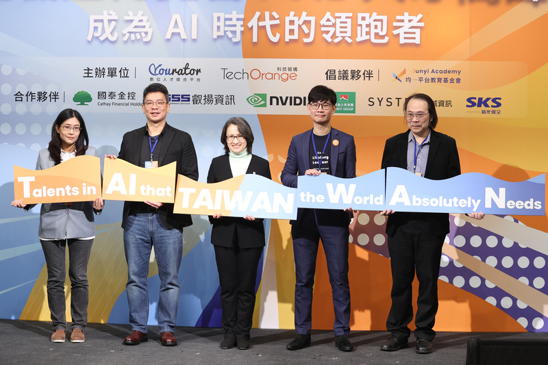 副總統蕭美琴（中）11日在台北出席「2025 AI人才高峰會：成為AI時代的領跑者」，與均一平台教育基金會董事長暨執行長呂冠緯(右2)、TechOrange 科技報橘社長戴季全(左2)等人合影。 (圖：中央社)