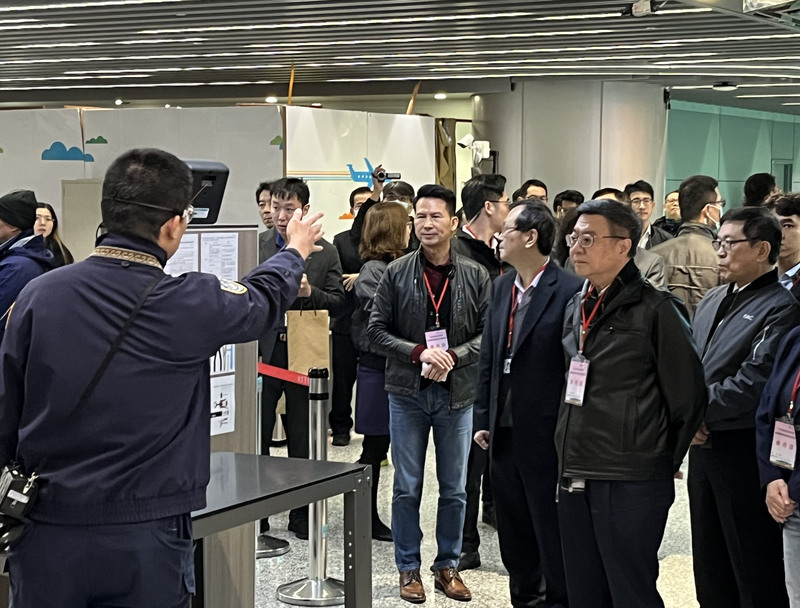 行政院長卓榮泰(前右2)11日到桃園國際機場視察春節疏運整備作業，並在安檢區聽取相關簡報。卓榮泰表示，各單位要超前部署、提前全線滿開。 (圖：中央社)
