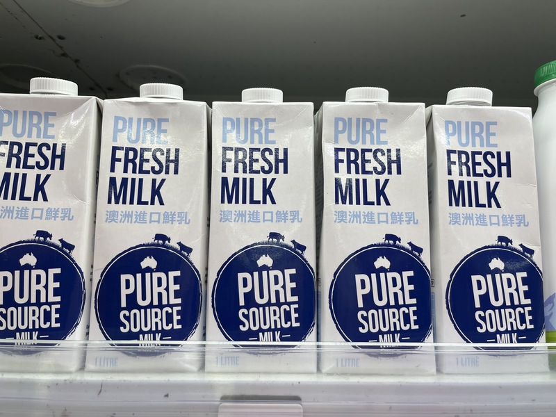 市面上已有長效期的進口乳品標示「鮮乳」，有本土酪農反映「非常火大」，農業部說，持續跟衛福部溝通，盼保存期14天以下才標示「鮮」乳。（消費者提供） (圖：中央社)