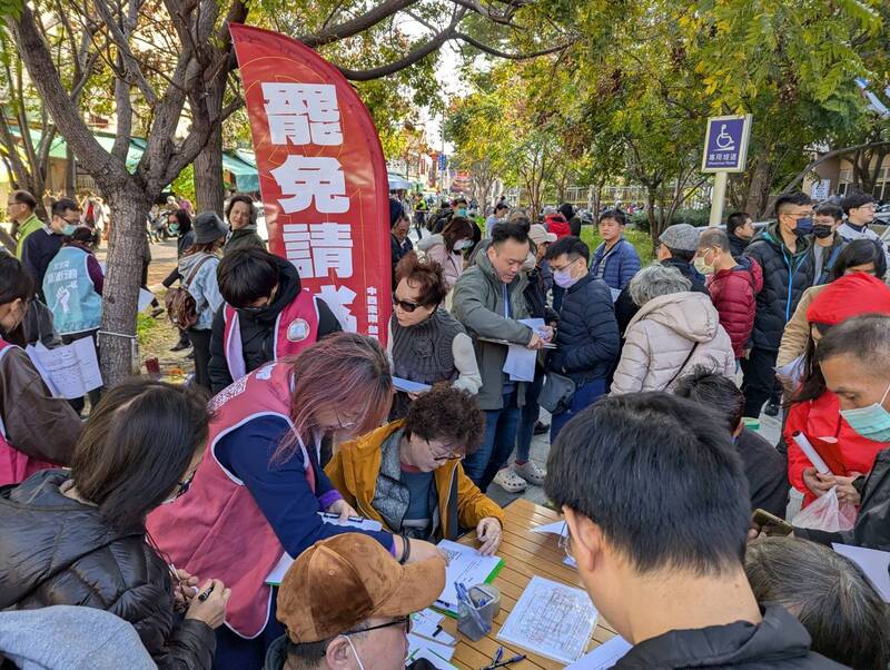多個公民團體發起罷免台中國民黨立委，12日在南屯國民運動中心前舉辦連署書聯合收件活動。 (圖：中央社)
