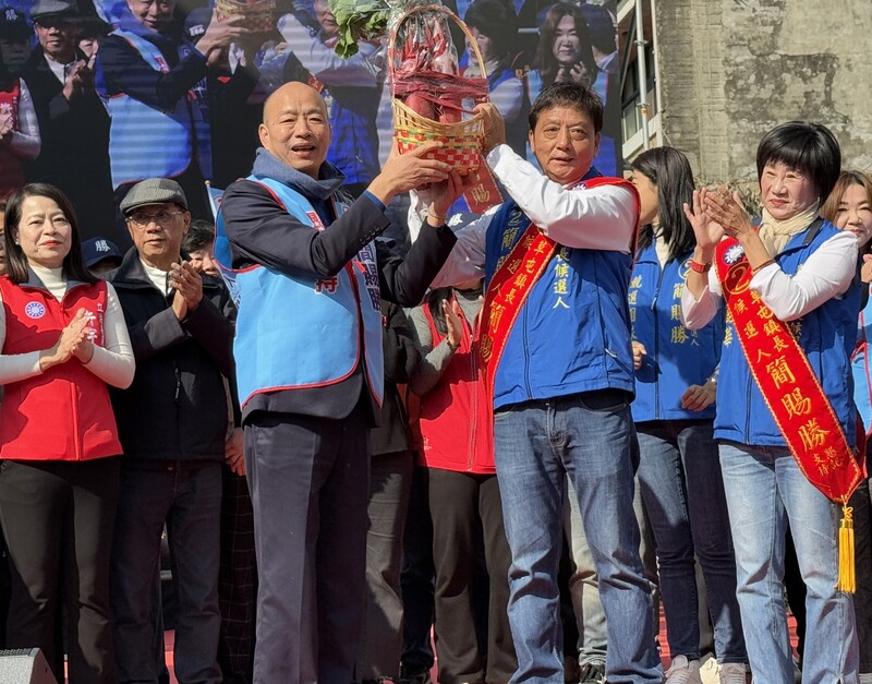 南投縣草屯鎮長將進行補選，國民黨候選人簡賜勝（前右2）12日成立競選總部，立法院長韓國瑜（前左）出席，並致贈好彩頭祝福當選。 (圖：中央社)